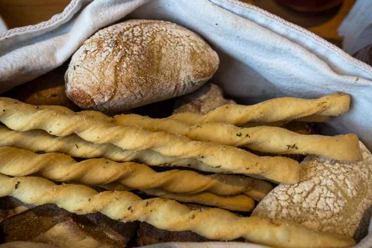 perché vengono regalati pane e grissini prima del pasto