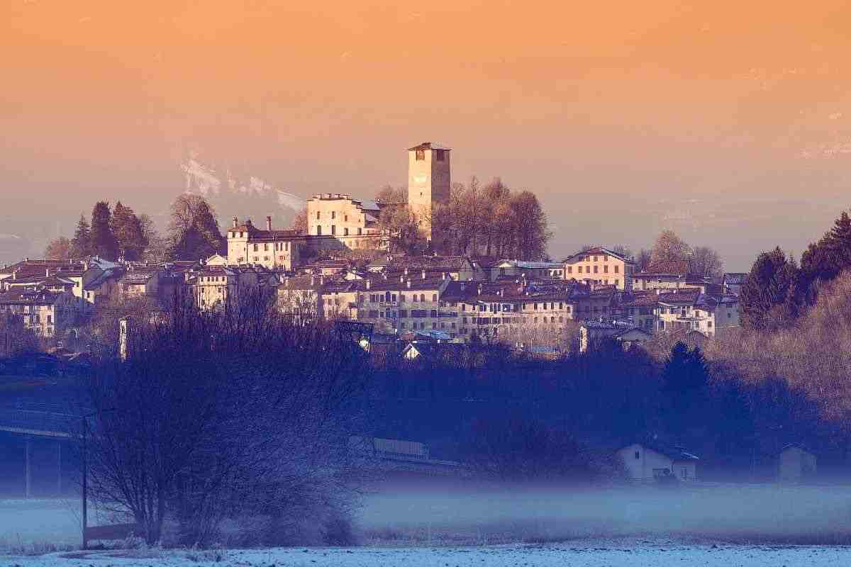 il borgo fantasma immerso nella boscaglia